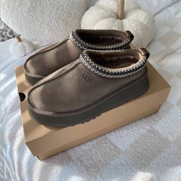 UGG Shoes - UGG Tazz Platform Slippers in Hickory (NWT/39)